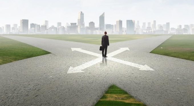 谈了一个女朋友，我25她19岁，我和她属于异地恋，因为我工作比较忙，但会偶尔给她转一些钱，让人给她送一些礼物，在交往期间她对我一直不冷不热的，但后来发现她和她前对象还在一起没有分手，但她的前对象又是个女同，只是在她很小的时候认识她，只是后来她们之间发生了很多事情导致她可能有了别的选择，所以找到了我，后来我们三个大吵了一架，最后她还是选择了我，让我回去陪她，在她和钱之间我更看重钱 因为她家里条件很好 而我上有老下有弟弟妹妹照顾 我没时间陪她胡闹  她处女是给的我的 可我又很喜欢她 但是我心里面一直对之前的一些事情膈应不想看到她怎么办