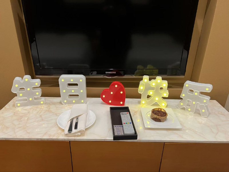 今年一年在忙碌的出差中渡过大半，今天会到酒店才发现，似乎记得我生日的也只有银行、酒店、淘宝、微信了😂
