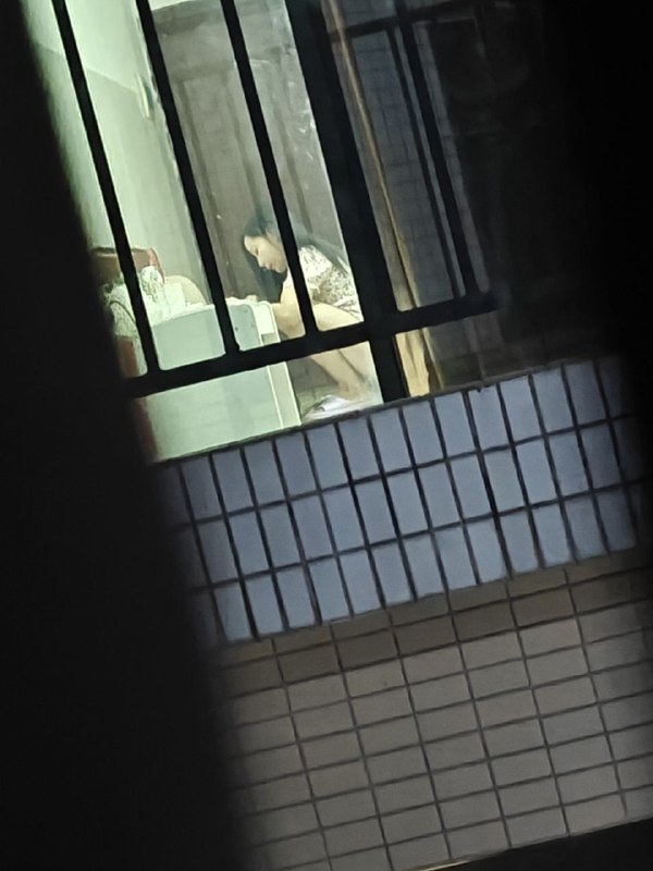 自从前两个月前不小心看到隔壁楼邻居换裙子，看到两个奶子之后，突然变得躁动 ，之后一有空就关上灯，扒开两个窗帘子留个小洞偷偷看，然后就开始变得越来越上头，班也不上了，每天就在房子里等她回来，期待她换衣服，但是至今为止就只看过那一次，平时他都是拉上帘子换衣服的