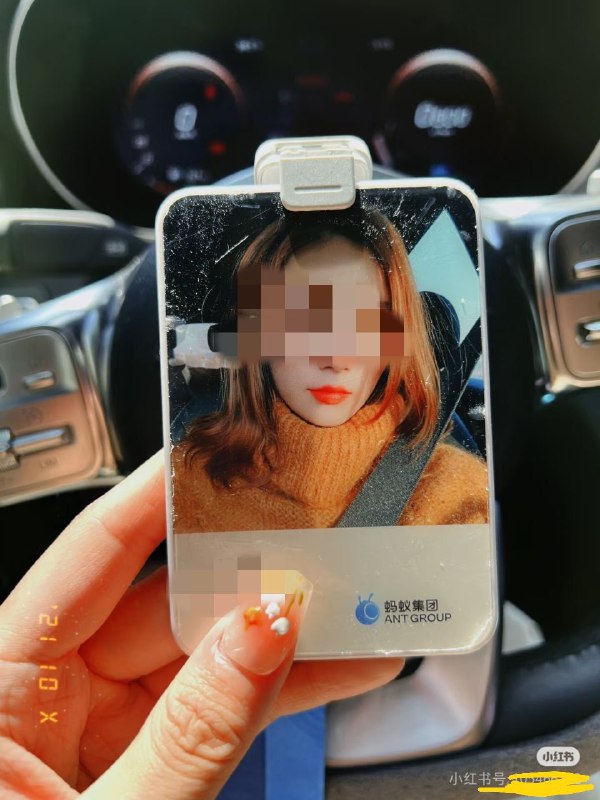 我是一个摄影师，说实话我本身的条件并不是很好，只有小学文化，身高也不高，24年底在西藏旅拍时候认识一个上海的大厂离职的少妇，也可能她刚失恋，在日喀则就约上了炮，虽然年纪较大35岁了，但是保养的还是挺好的，分开后，我结束了其他拍摄后就去上海找他跨年，果然中年妇女如狼似虎从十二月底我和她一直一起，从上海到苏州南京杭州，现在还在一起，但是说实话我有点腻了，她年纪也大了，我不可能和他有未来了的，约了那么久炮也够本了，总不能一直约到过年吧我是一个摄影师，说实话我本身的条件并不是很好，只有小学文化，身高也不高，24年底在西藏旅拍时候认识一个上海的大厂离职的少妇，也可能她刚失恋，在日喀则就约上了炮，虽然年纪较大35岁了，但是保养的还是挺好的，分开后，我结束了其他拍摄后就去上海找他跨年，果然中年妇女如狼似虎从十二月底我和她一直一起，从上海到苏州南京杭州，现在还在一起，但是说实话我有点腻了，她年纪也大了，我不可能和他有未来了的，约了那么久炮也够本了，总不能一直约到过年吧