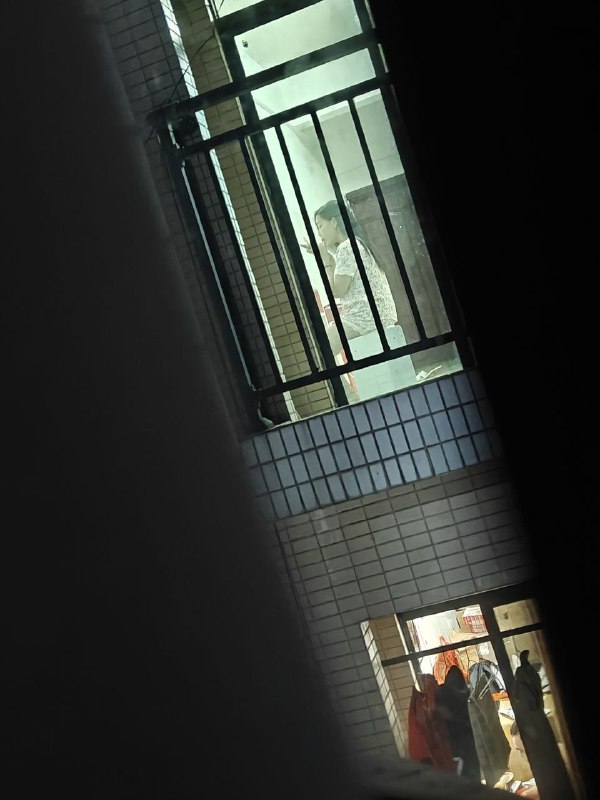 自从前两个月前不小心看到隔壁楼邻居换裙子，看到两个奶子之后，突然变得躁动 ，之后一有空就关上灯，扒开两个窗帘子留个小洞偷偷看，然后就开始变得越来越上头，班也不上了，每天就在房子里等她回来，期待她换衣服，但是至今为止就只看过那一次，平时他都是拉上帘子换衣服的