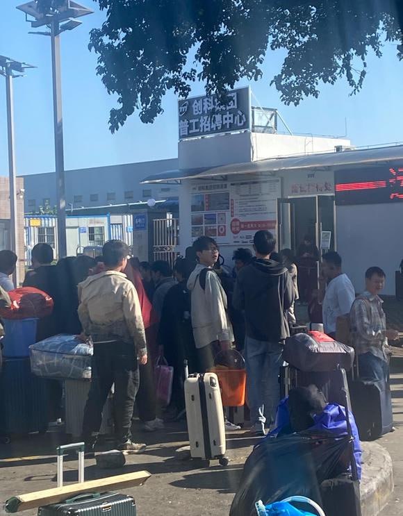 太难了，吃不了一点苦啊，在广东准备挑战厂的时候信心满满，到了就退缩了，很多老哥说不好干，说着说着就跑路了，今天后面去了厚街伟易达看了一下，在招工，现在只招注塑部，还能先看车间，当天安排宿舍，包吃包住，招工的说现在招的优先上夜班我就又跑了，底薪才1900