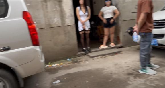 这些女的真的毫无羞耻心吗？    真的像一堆废品一样，毫无违和感