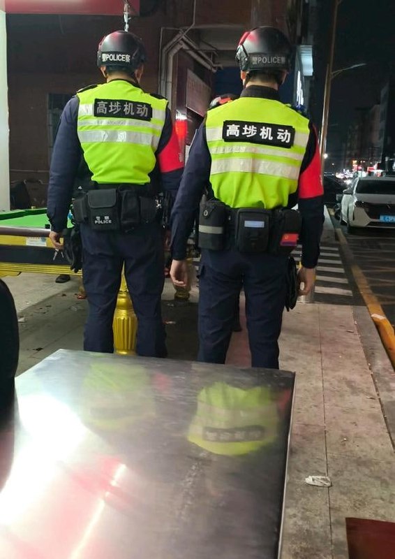 现在马上彻底变成大神了，白天使劲睡，晚上睡不着，六点多吃了饭，这半夜又出来吃挂壁华莱士，经过汽车站看到老哥在那睡觉，好难