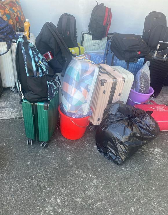 太难了，吃不了一点苦啊，在广东准备挑战厂的时候信心满满，到了就退缩了，很多老哥说不好干，说着说着就跑路了，今天后面去了厚街伟易达看了一下，在招工，现在只招注塑部，还能先看车间，当天安排宿舍，包吃包住，招工的说现在招的优先上夜班我就又跑了，底薪才1900