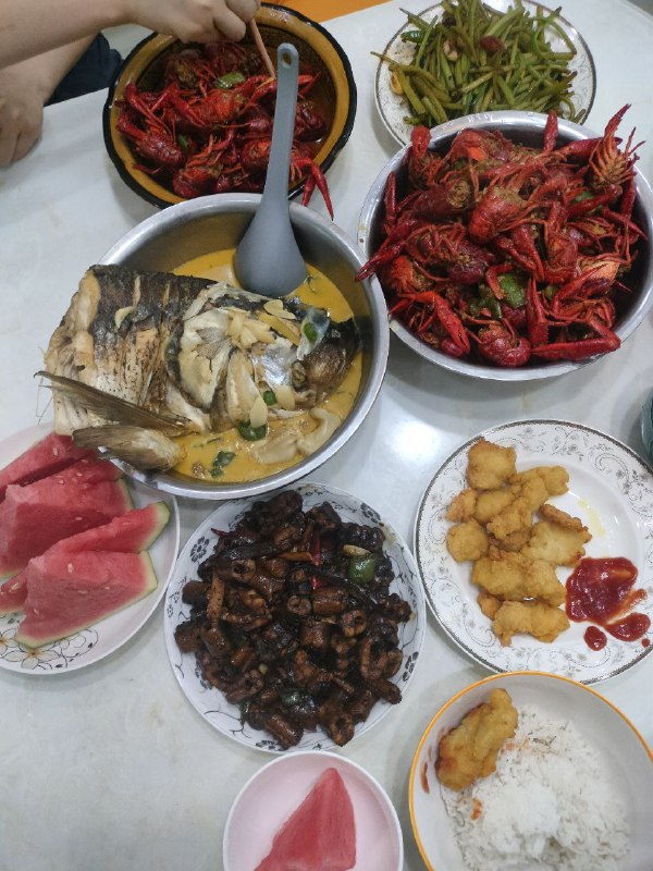 情人从家里给我带来野生鳝鱼，雄鱼，龙虾等