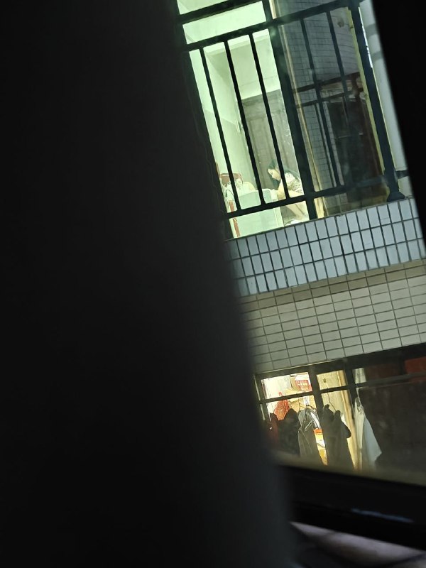 自从前两个月前不小心看到隔壁楼邻居换裙子，看到两个奶子之后，突然变得躁动 ，之后一有空就关上灯，扒开两个窗帘子留个小洞偷偷看，然后就开始变得越来越上头，班也不上了，每天就在房子里等她回来，期待她换衣服，但是至今为止就只看过那一次，平时他都是拉上帘子换衣服的