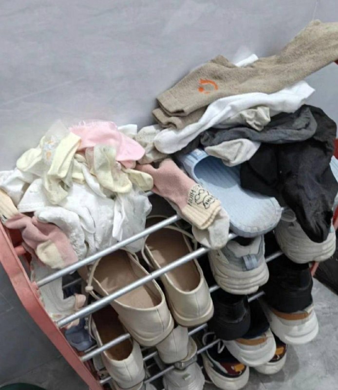 隔壁的邻居姐姐朋友圈光鲜亮丽，谁能想象门口鞋柜如此脏乱