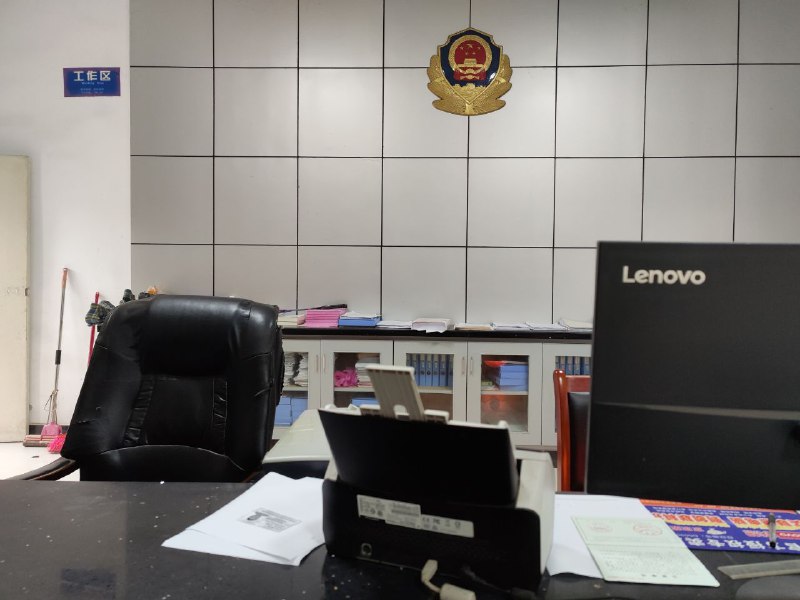 我感觉2016年后中国就变了，现在的社会普通人看不到希望，大学出社会工作也不好找不是工作低就是工作时间长，除了上班就是上班，不上班还有种愧疚感，我刚出社会在亲戚的帮助下进了国企，工资一万多猜猜为什么？疫情期间我姨夫是区域副经理就是协助街道办政府给你们体检管理啥的，正常来讲一个人工资也就六千多，我姨夫直接拿别人身份证用我一个人拿两份工资拿了半年，我姨夫拿百多万在深圳买了房买车，听他说上面的领导拿的比他多多了，当你们缺物资缺药的时候，我们已经用进口药和疫苗口罩啥的都不缺我们先拿完再给你们剩下的，钱哪里来的？纳税人交的，当时我就蒙了钱原来这么好赚，更别说上面的人了，后来疫情结束了想自己闯闯就走了，社会的残酷，当过仓管 送外卖 保安 物业，你觉得大学生怎么干这些？哈哈我身边一堆同学找不到工作，出来社会干最累的活就是送外卖，其他工作上班就是玩手机，喜欢吃苦的那些人多吃点吧老一辈以吃苦为荣诶我家也是，可我不听，现在很迷茫不知道明年干嘛去，感觉国家很虚伪烂透了，比如我之前的同事干过辅警跟我说过很多黑暗的事，小县城收黑钱查身份证开户等等这些都是基本操作，最厉害的就是杀人有钱就行给警察几十万都能给你变自杀刚开始我也不信后面跟我说了细节但是没有他份，好了好了说说中国为什么感觉变了可能接触到外网，才知道什么是区域网了哈哈，言论自由就是搞笑在国内，就拿抖音来说基本就是给基本盘们洗脑的，稍微有点负面消息，就是删视频删评论跟华为一个样诶，就那今年我看见的几个事吧汶山地震捐款的钱去哪里了？江油霸凌事件，诈骗电话推卸责任，国企带头欠钱不还，抽血青少年失踪，2026年起吸毒记录可封存等等很多事情新闻，可惜国内看不到，所以我希望人民同志们不要无脑相信中国新闻和中国报纸，有人说我不爱国啥的让我滚出去，我哪里不爱国？我只是不喜欢现在的政府，我在抖音跟基本盘对线跟你他们讲道理事实根本不听😂根本不动脑好像政府是他们主人一样，也没见着给他发钱啊，这么厉害让国家把基本工资提高一下，工资没见到天上金倒是提高了，抖音说实话被禁了几次了评论区南昌集合都发不出来分享给我朋友都看不到评论，想啥说啥随便看，心烦迷茫还想说很多想想就这样吧我感觉2016年后中国就变了，现在的社会普通人看不到希望，大学出社会工作也不好找不是工作低就是工作时间长，除了上班就是上班，不上班还有种愧疚感，我刚出社会在亲戚的帮助下进了国企，工资一万多猜猜为什么？疫情期间我姨夫是区域副经理就是协助街道办政府给你们体检管理啥的，正常来讲一个人工资也就六千多，我姨夫直接拿别人身份证用我一个人拿两份工资拿了半年，我姨夫拿百多万在深圳买了房买车，听他说上面的领导拿的比他多多了，当你们缺物资缺药的时候，我们已经用进口药和疫苗口罩啥的都不缺我们先拿完再给你们剩下的，钱哪里来的？纳税人交的，当时我就蒙了钱原来这么好赚，更别说上面的人了，后来疫情结束了想自己闯闯就走了，社会的残酷，当过仓管 送外卖 保安 物业，你觉得大学生怎么干这些？哈哈我身边一堆同学找不到工作，出来社会干最累的活就是送外卖，其他工作上班就是玩手机，喜欢吃苦的那些人多吃点吧老一辈以吃苦为荣诶我家也是，可我不听，现在很迷茫不知道明年干嘛去，感觉国家很虚伪烂透了，比如我之前的同事干过辅警跟我说过很多黑暗的事，小县城收黑钱查身份证开户等等这些都是基本操作，最厉害的就是杀人有钱就行给警察几十万都能给你变自杀刚开始我也不信后面跟我说了细节但是没有他份，好了好了说说中国为什么感觉变了可能接触到外网，才知道什么是区域网了哈哈，言论自由就是搞笑在国内，就拿抖音来说基本就是给基本盘们洗脑的，稍微有点负面消息，就是删视频删评论跟华为一个样诶，就那今年我看见的几个事吧汶山地震捐款的钱去哪里了？江油霸凌事件，诈骗电话推卸责任，国企带头欠钱不还，抽血青少年失踪，2026年起吸毒记录可封存等等很多事情新闻，可惜国内看不到，所以我希望人民同志们不要无脑相信中国新闻和中国报纸，有人说我不爱国啥的让我滚出去，我哪里不爱国？我只是不喜欢现在的政府，我在抖音跟基本盘对线跟你他们讲道理事实根本不听😂根本不动脑好像政府是他们主人一样，也没见着给他发钱啊，这么厉害让国家把基本工资提高一下，工资没见到天上金倒是提高了，抖音说实话被禁了几次了评论区南昌集合都发不出来分享给我朋友都看不到评论，想啥说啥随便看，心烦迷茫还想说很多想想就这样吧