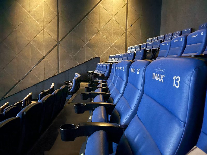 有喜欢看《深海》的朋友吗？我记得当时看网上很多人说这部电影一定要看IMAX版，画风很吸引我，就找了一家IMAX影院，只有我一个人，后半部分眼泪控制不住，现在一年多了还没走出来