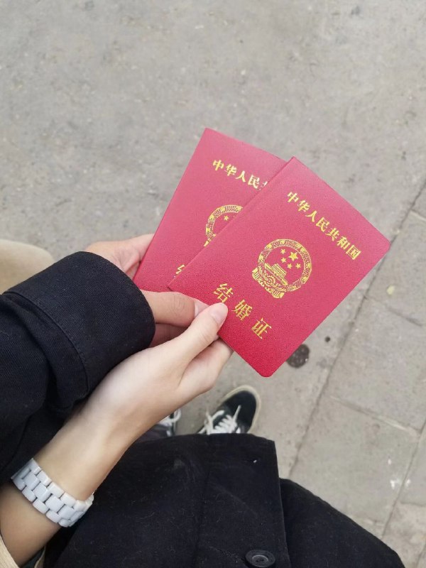 你好，我是抓人贩子那货，谢谢频道里的兄弟们的关心，复婚啦复婚啦，谢谢你们陪我一夜一夜的开解我，她原来也在等我，万分感谢，一定会越来越好的！感谢你们！via 沧海