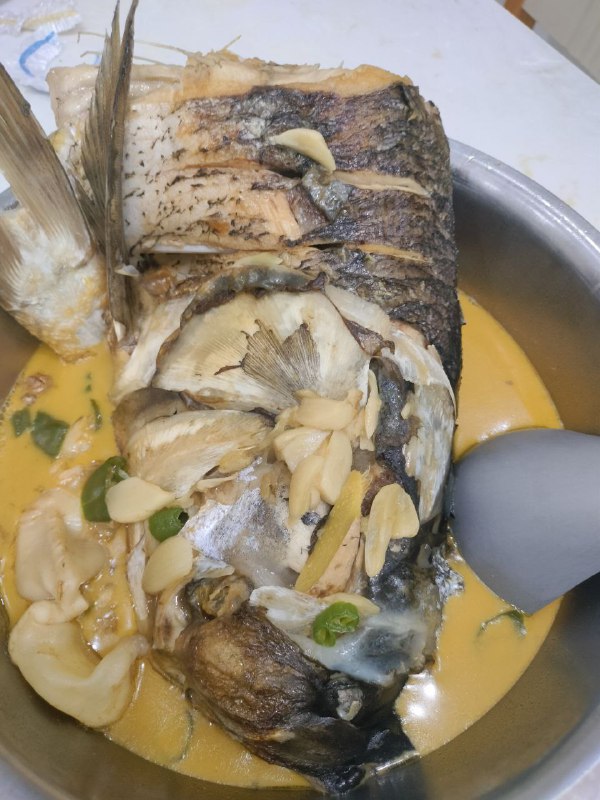 情人从家里给我带来野生鳝鱼，雄鱼，龙虾等