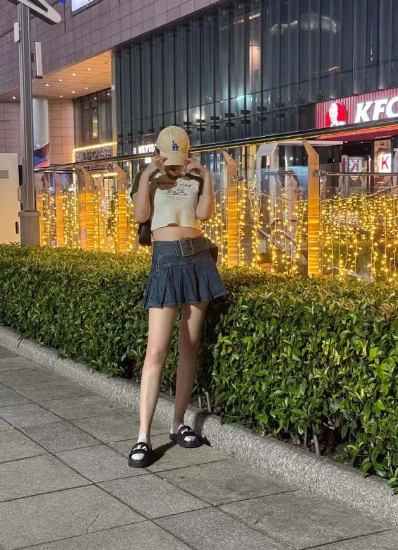 女朋友在读研，她有个女同学我们之前一起在学校吃过饭，当时开开玩笑说帮忙看着我女朋友，就加了她微信，朋友圈也都能看到，身材还不错