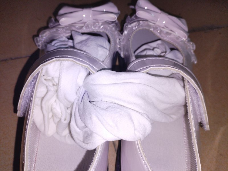 我忏悔，今天去朋友家玩，他妹妹放学回来当着我面脱袜子把我看入迷了，现在的小学生发育就这么好了，在他家我就满脑子想着这个，旁边没人我忍不住闻了闻，然后就没控制住自己把袜子拿走了，回家就直接开导了，导完就后悔了，我跟他好几年的朋友了，我真不应该这样做，但是他应该不知道是我拿的