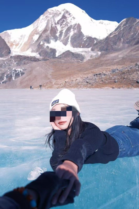 我是一个摄影师，说实话我本身的条件并不是很好，只有小学文化，身高也不高，24年底在西藏旅拍时候认识一个上海的大厂离职的少妇，也可能她刚失恋，在日喀则就约上了炮，虽然年纪较大35岁了，但是保养的还是挺好的，分开后，我结束了其他拍摄后就去上海找他跨年，果然中年妇女如狼似虎从十二月底我和她一直一起，从上海到苏州南京杭州，现在还在一起，但是说实话我有点腻了，她年纪也大了，我不可能和他有未来了的，约了那么久炮也够本了，总不能一直约到过年吧我是一个摄影师，说实话我本身的条件并不是很好，只有小学文化，身高也不高，24年底在西藏旅拍时候认识一个上海的大厂离职的少妇，也可能她刚失恋，在日喀则就约上了炮，虽然年纪较大35岁了，但是保养的还是挺好的，分开后，我结束了其他拍摄后就去上海找他跨年，果然中年妇女如狼似虎从十二月底我和她一直一起，从上海到苏州南京杭州，现在还在一起，但是说实话我有点腻了，她年纪也大了，我不可能和他有未来了的，约了那么久炮也够本了，总不能一直约到过年吧