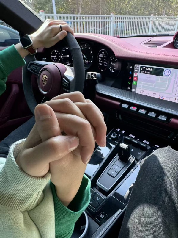 和前女友是高中同学大学异地，分手半年，没删联系方式，最近发现找了个和我一个大学的富二代，现在也有一个女生给我表白