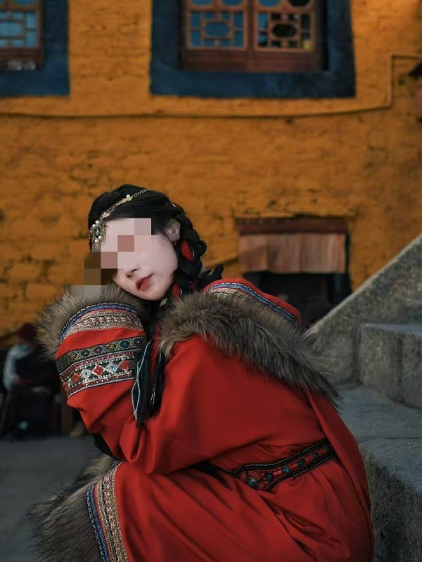 我是一个摄影师，说实话我本身的条件并不是很好，只有小学文化，身高也不高，24年底在西藏旅拍时候认识一个上海的大厂离职的少妇，也可能她刚失恋，在日喀则就约上了炮，虽然年纪较大35岁了，但是保养的还是挺好的，分开后，我结束了其他拍摄后就去上海找他跨年，果然中年妇女如狼似虎从十二月底我和她一直一起，从上海到苏州南京杭州，现在还在一起，但是说实话我有点腻了，她年纪也大了，我不可能和他有未来了的，约了那么久炮也够本了，总不能一直约到过年吧我是一个摄影师，说实话我本身的条件并不是很好，只有小学文化，身高也不高，24年底在西藏旅拍时候认识一个上海的大厂离职的少妇，也可能她刚失恋，在日喀则就约上了炮，虽然年纪较大35岁了，但是保养的还是挺好的，分开后，我结束了其他拍摄后就去上海找他跨年，果然中年妇女如狼似虎从十二月底我和她一直一起，从上海到苏州南京杭州，现在还在一起，但是说实话我有点腻了，她年纪也大了，我不可能和他有未来了的，约了那么久炮也够本了，总不能一直约到过年吧